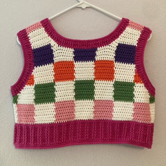 Handmade crochet floral and checkerboard patterned crop sweater vest size XS/S - Picture 3 of 3